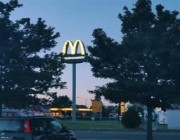 50 مراهقًا يقتحمون أحد فروع ماكدونالدز ويستولون على الوجبات والمشروبات (فيديو)