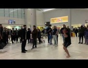 أب يستقبل ابنه برقصة “هاكا” القتـالية في مطار بيرث بأستراليا