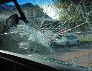 أسباب تشقق الزجاج الأمامي للسيارة.. وهذه طريقة إصلاحه