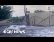 أشخاص ينقذون سيدة قبل لحظات من ابتلاع المياه لسيارتها في تكساس