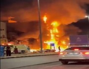 الدفاع المدني يخمد حريقاً هائلاً اندلع في عقارين بعرعر (فيديو)