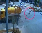السائق طار في الهواء .. شاهد اصطدام مروع لـ “صهريج” بسيارة “فان” في أحد شوارع تركيا