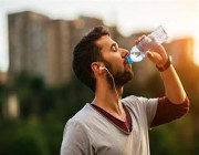 “الصحة”: 3 طرق منزلية تذكرك بشرب احتياجك اليومي من الماء