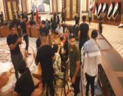 العراق.. المتظاهرون داخل غرفة الرئيس بالقصر الجمهوري