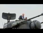 المستشار الألماني يركب دبابة مضادة للطائرات قبل إرسالها إلى أوكرانيا