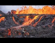 انبعاث الحمم الحمراء من فوهة بركان أيسلندا