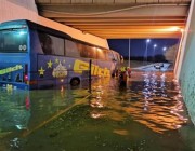بدون إصابات.. “مدني المدينة المنورة” يُخلي ركاب حافلتين حاصرتهما مياه الأمطار (صور)