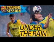 تدريب فريق برشلونة تحتن الأمطار
