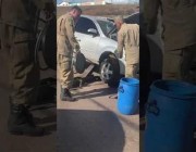 جنود برازيليون يخرجون ثعباناً عالقاً في إطار سيارة.. وهكذا تخلصوا منه