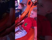 رد فعل طفلين أثناء ركوب لعبة الأفعوانية افتراضياً