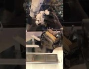 روبوت يفشل في صناعة شطيرة “هوت دوج” في متجر ببولندا