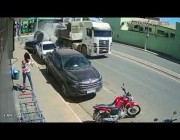 سائق شاحنة متهور يتسبب في سقوط أسطوانات خرسانية على السيارات