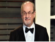 سلمان رشدي “يتماثل للشفاء” بعد عملية الطعن