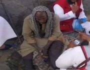 شاهد.. فريق تطوعي ينقذ سودانياً من الموت تاه في منطقة جبلية بالقويعية