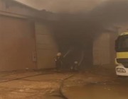 شاهد.. مدني الرياض يباشر حريقاً في مستودعين دون إصابات