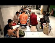 صينيون يتخذون من محطات المترو ملاذاً للهروب من الحر