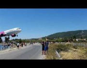 طائرة تهبط فوق رؤوس المصطافين بأحد شواطئ اليونان