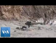 طائرة هليكوبتر تنقذ رجلاً من بين مياه الفيضان بباكستان