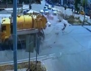 طار في الهواء.. نجاة سائق تركي بأعجوبة بعد اصطدام شاحنته بصهريج مندفع (فيديو)
