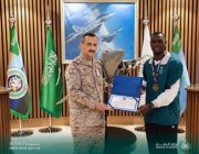 قائد القوات الجوية يُكرم طارق حامدي بعد فوزه بذهبية ألعاب التضامن الإسلامي