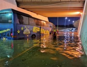 “مدني المدينة المنورة” يُخلي ركاب حافلتين حاصرتهما مياه الأمطار