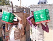 مركز الملك سلمان للإغاثة يدشن توزيع مساعدات غذائية للنازحين ومتضرري السيول في مديرية شحن بالمهرة