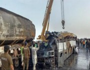 مقتل 20 في حادث تصادم صهريج نفط وحافلة ركاب بوسط باكستان