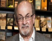 وضع الكاتب سلمان رشدي على جهاز التنفس الاصطناعي وقد يفقد إحدى عينيه