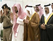 أمير مكة يؤدي صلاة الميت على الأمير عبدالكريم بن سعود