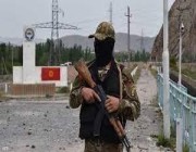 معارك عنيفة على الحدود بين طاجيكستان وقيرغيزستان تسفر عن عشرات القتلى والجرحى ونزوح عشرات الآلاف