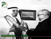صورة تاريخية للرئيس التونسي السابق “بورقيبة” وهو يقلد الملك فهد وسام الاستحقاق