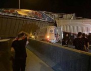 اصطدام سيارة إسعاف بجسر مشاة سقط جراء حـادث في عمّان (فيديو)