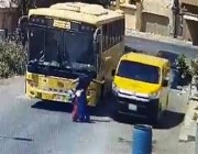 فيديو.. نجاة طفلة من الدهس إثر تجاوز مركبة حافلة مدرسية
