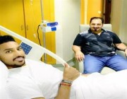 ياسر المسحل يطمئن على سالم الدوسري بعد خضوعه لعملية جراحية