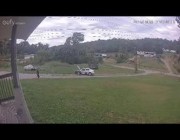 أمريكي يحاول اللحاق بسيارته بعد انزلاقها من أمام منزله