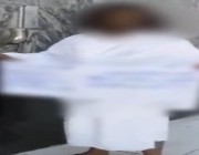 القبض على مقيم ظهر بمقطع فيديو يحمل لافتة داخل المسجد الحرام (فيديو)