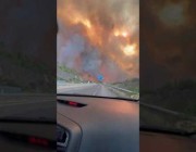 النيران تحيط بطريق سريع في إسبانيا نتيجة حرائق الغابات