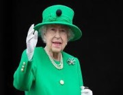 “حفظ الله الملكة”.. الحشود في لندن تردد دامعة عقب وفاة الملكة إليزابيث