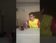 شاب إسباني يستعرض مهارته في اللعب بالنرد