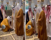 شاهد .. الأمير سلطان يساعد والده الأمير خالد الفيصل في ارتداء نعليه