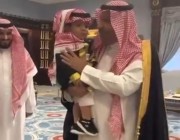 شاهد.. طفل سعودي يخطف الأنظار بفصاحة لسانه