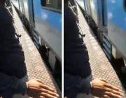 شاهد.. “هندي” يسقط على قضبان السكة الحديد.. وبعد مرور القطار من فوقه كانت المفاجأة!