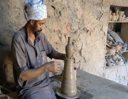 صانع فخار في المدينة المنورة يوضح طريقة صناعته ويؤكد: الحرفة أصبحت مهددة بالتوقف (فيديو)