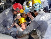 فرق الإنقاذ الأردنية توثق لحظة إنقاذ شخص بعد 20 ساعة تحت الأنقاض