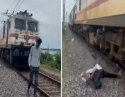 فيديو صادم.. قطار يطيح بشاب هندي أثناء تصوير مقطع على إنستجرام