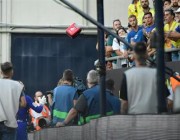 لقطة إنسانية.. إيقاف مباراة برشلونة وقادش بسبب أزمة صحية لأحد الجماهير (فيديو)