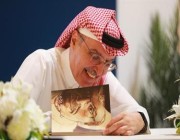 حضور كثيف للحصول على توقيع الأمير بدر بن عبدالمحسن لمجموعته الشعرية بمعرض الكتاب (صور)