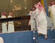 بعد الكلاسيكو.. رئيس الاتحاد أنمار الحائلي يدخل في مشادة كلامية مع أحد الجماهير (فيديو)