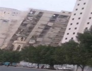 مشروع تطوير العشوائيات بمكة: إصابة طفيفة لعامل في انهيار مبنى أثناء عمليات الهدم والإزالة