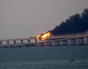 شاهد.. لحظة انفجار سيارة مفخخة على الجسر الرابط بين جزيرة القرم وروسيا